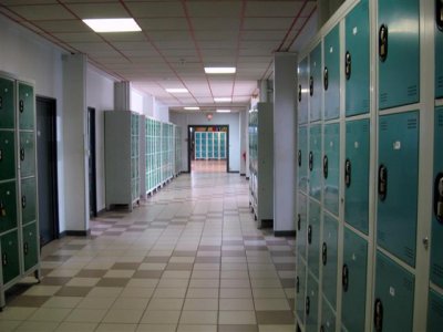 <p>Le couloir du RDC et les casiers des élèves</p>