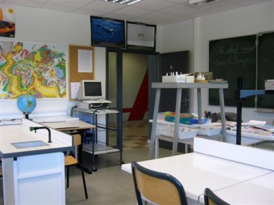 <p>Une des trois salles de classe de SVT</p>