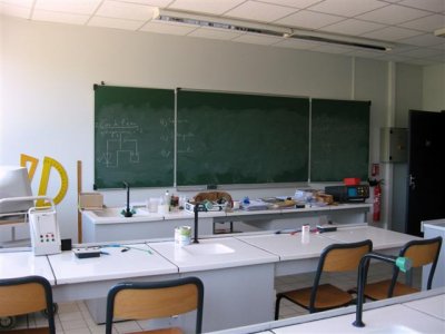 <p>Une des deux salles de classe de Physique</p>