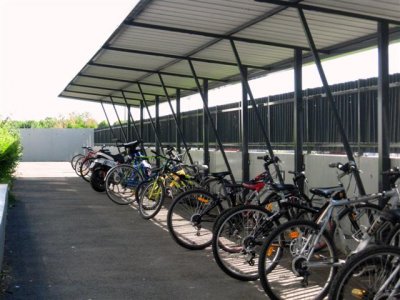 L'abri à vélos des élèves <br width='400' height='300' /> 